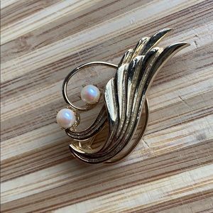 Vintage BROOKS Brooch Pin gold tone pearl